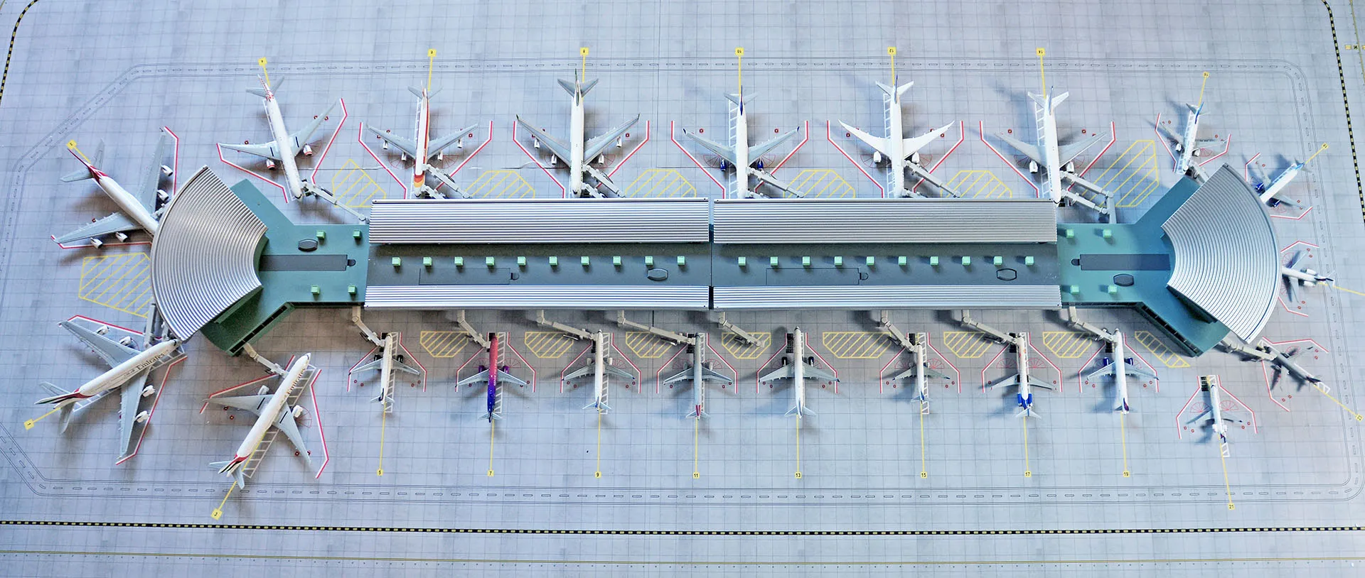 GeminiJets 2019 Deluxe Airport Terminal & Mat Set 1:400 Scale GJARPTC