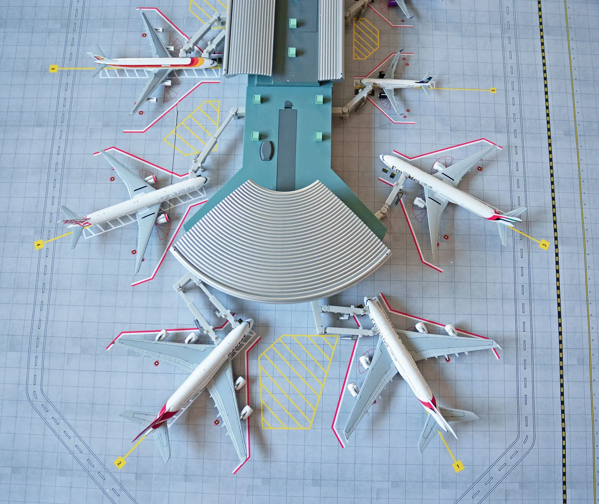 GeminiJets 2019 Deluxe Airport Terminal & Mat Set 1:400 Scale GJARPTC