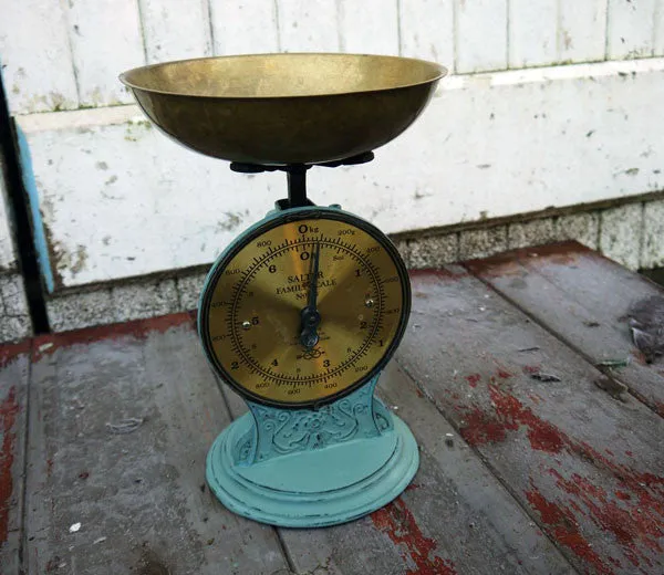 Vintage brass tone weighing scales