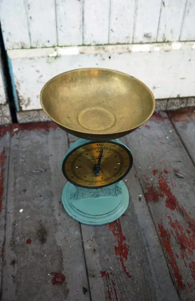 Vintage brass tone weighing scales